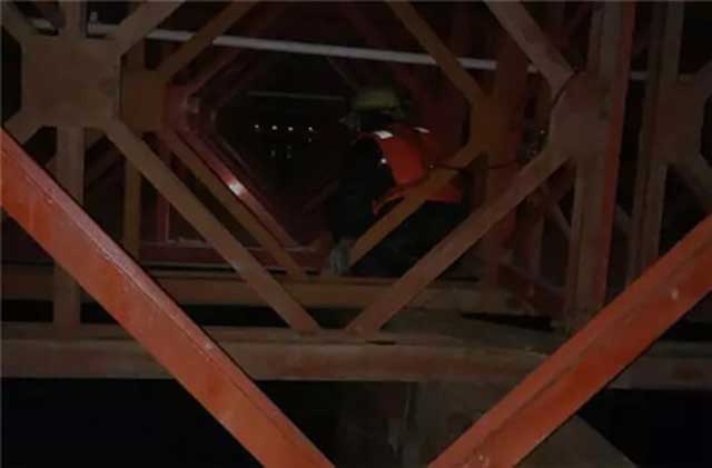 自由大橋南側(cè)鋼便橋桁架.jpg 自由大橋南側(cè)鋼便橋桁架.jpg