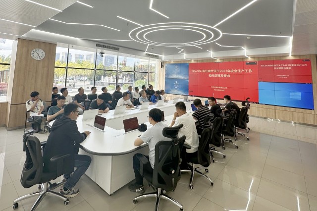 1.全體總工安全生產(chǎn)會(huì)議.jpg 1.全體總工安全生產(chǎn)會(huì)議.jpg